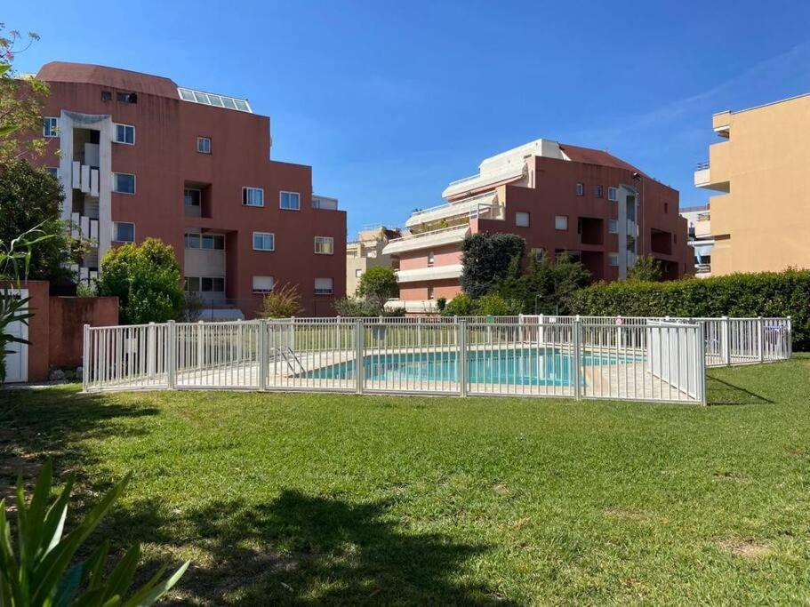 קאן סור מר Pretty Studio Swimming Pool And Sea מראה חיצוני תמונה